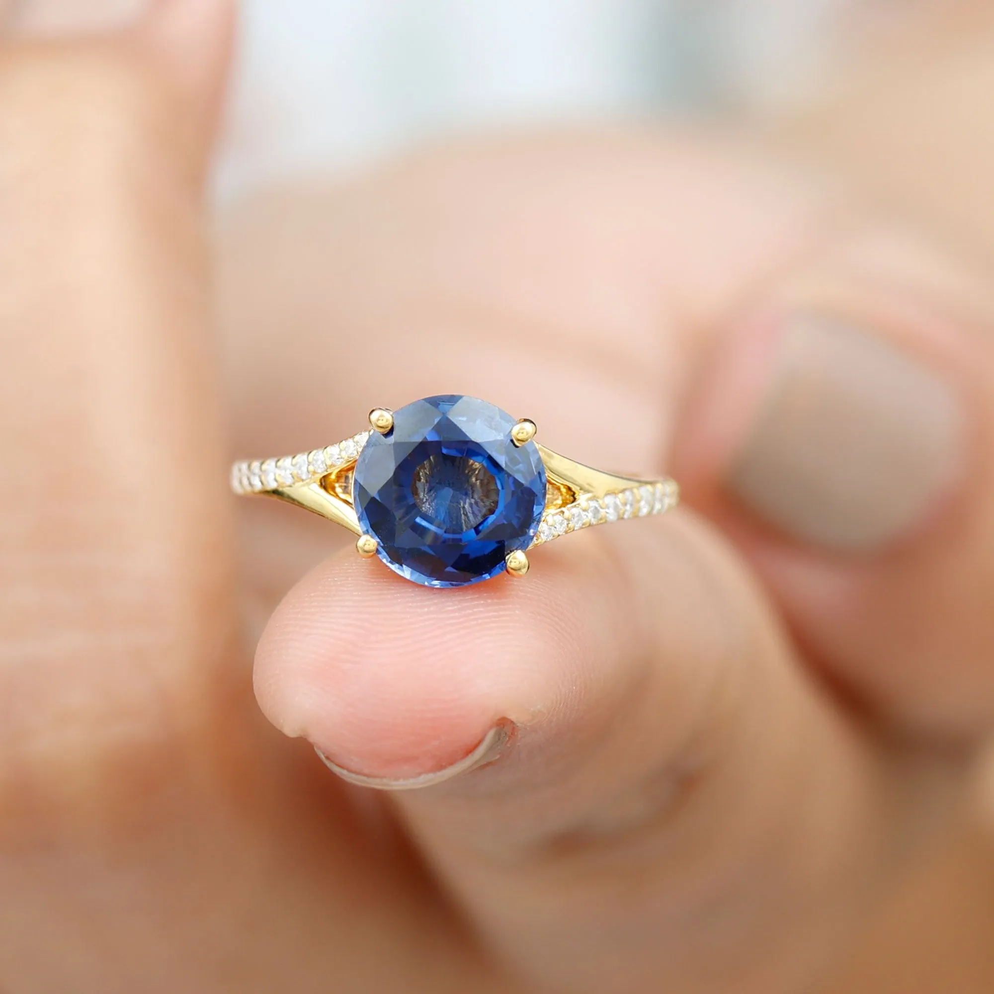 Lab Grown Blue Sapphire Solitaire Engagement Ring with Diamond Split Shank