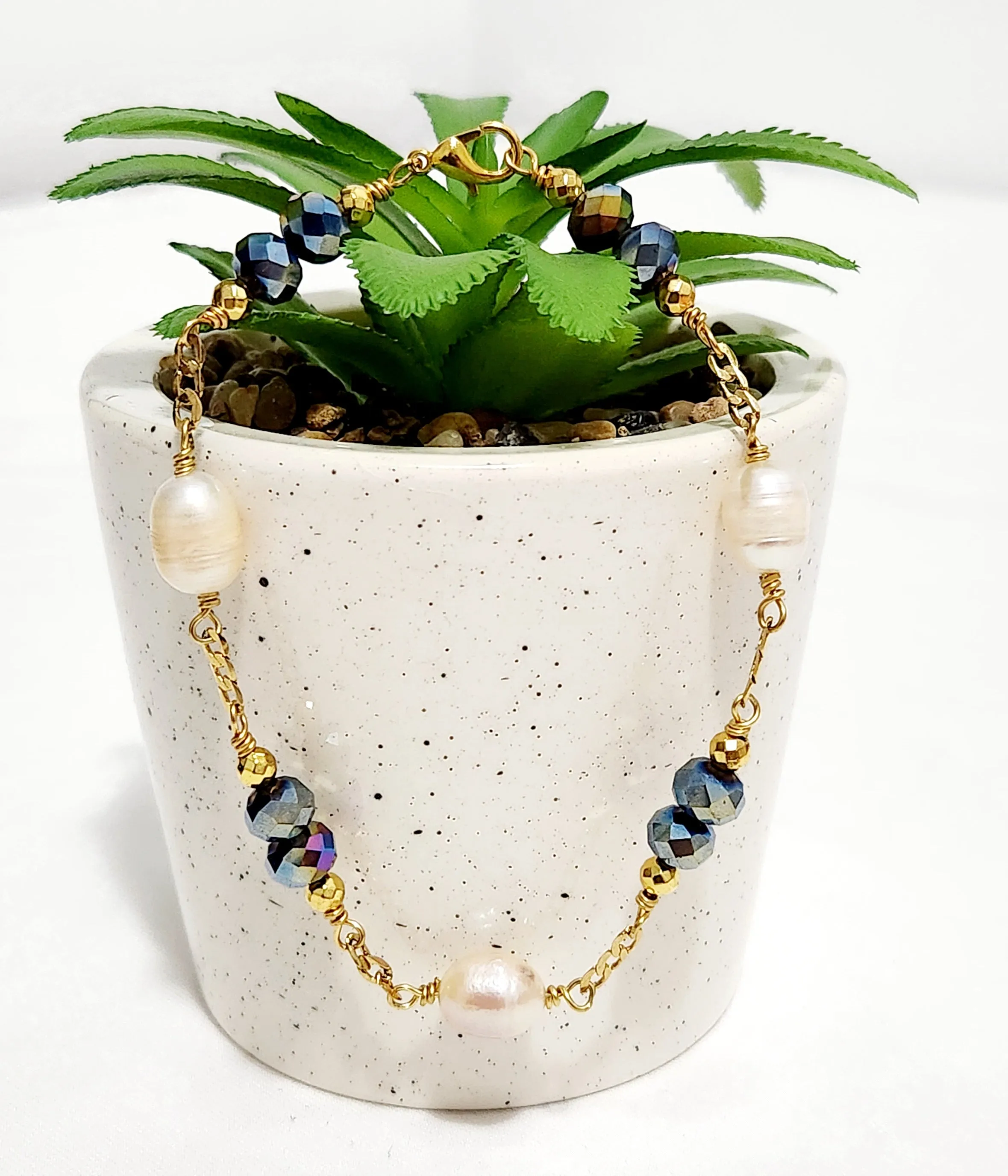 Norah - Off-white Freshwater Pearl Bracelet mixed with opal