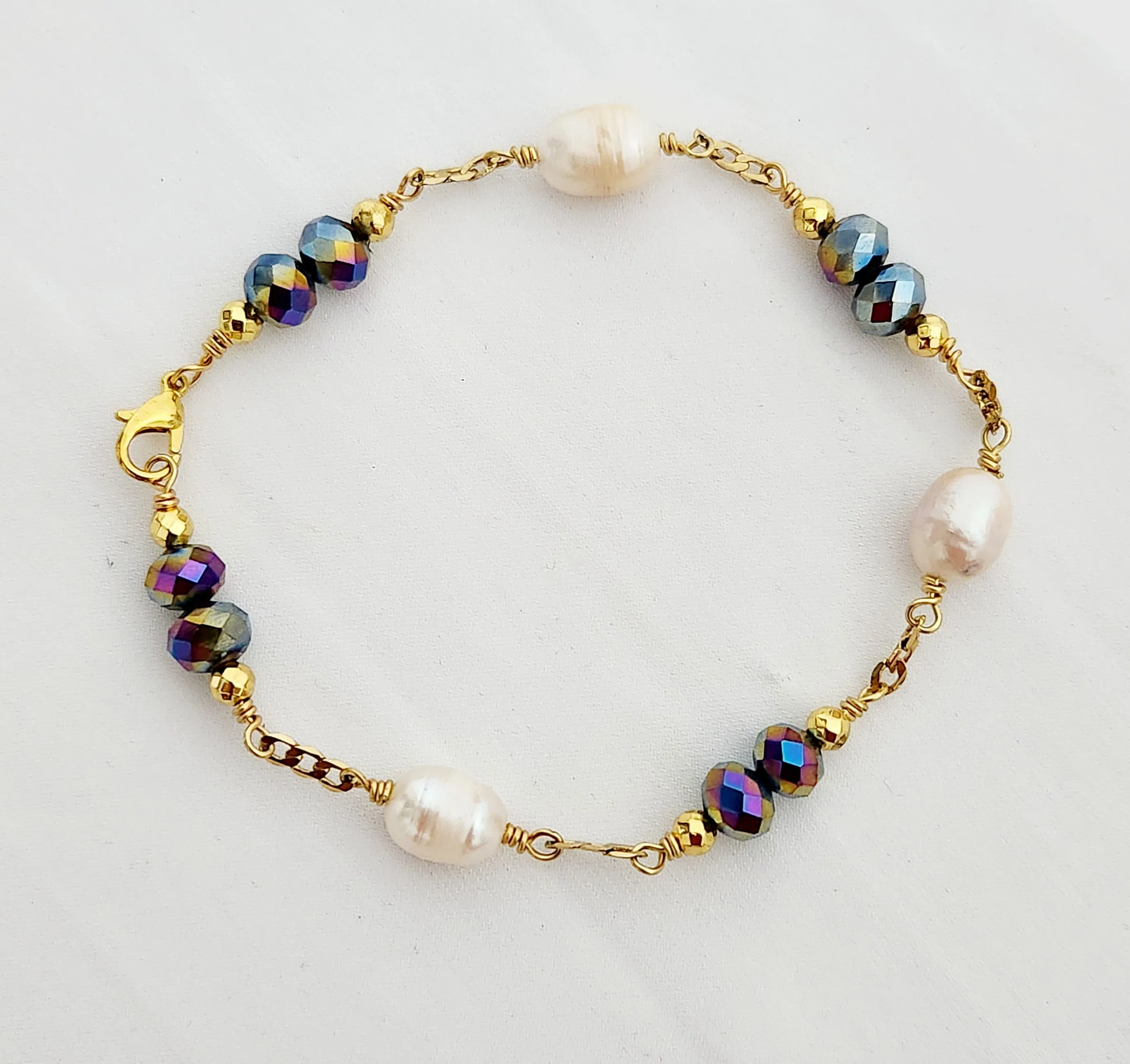 Norah - Off-white Freshwater Pearl Bracelet mixed with opal